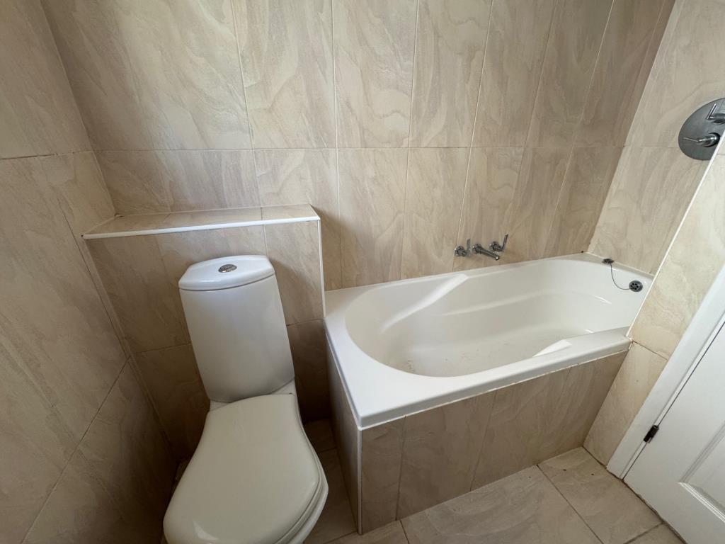 Lot: 108 - DETACHED BUNGALOW WITH STUNNING VIEWS - Bathroom